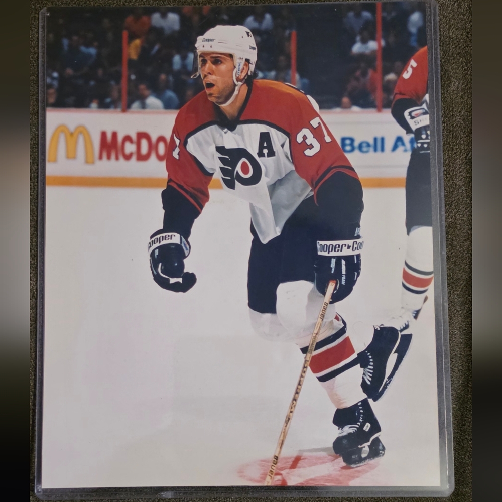 Eric Desjardins (Philadelphia Flyers) Photo measures 8" x 10" in size